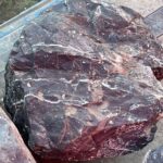 Малые красные валуны из диабаза в ландшафтном дизайне