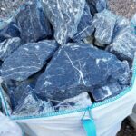 Малый черный валун доломит в композиции сада