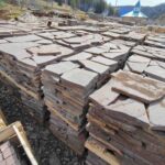 Плитняк лемезит бордовый 50-55 мм премиального качества для мощения парковок и строительства подпорных стен – купить с месторождения.