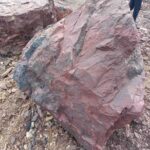 Красный ландшафтный валун из натуральной яшмы