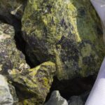 Малые валуны змеевика для оформления альпийской горки