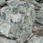 Крупный ландшафтный валун из уральского змеевика (серпентинита)